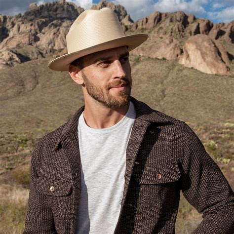 Made of fine Shantung straw, hand woven and with a openvented weave on the crown. . Stetson open road